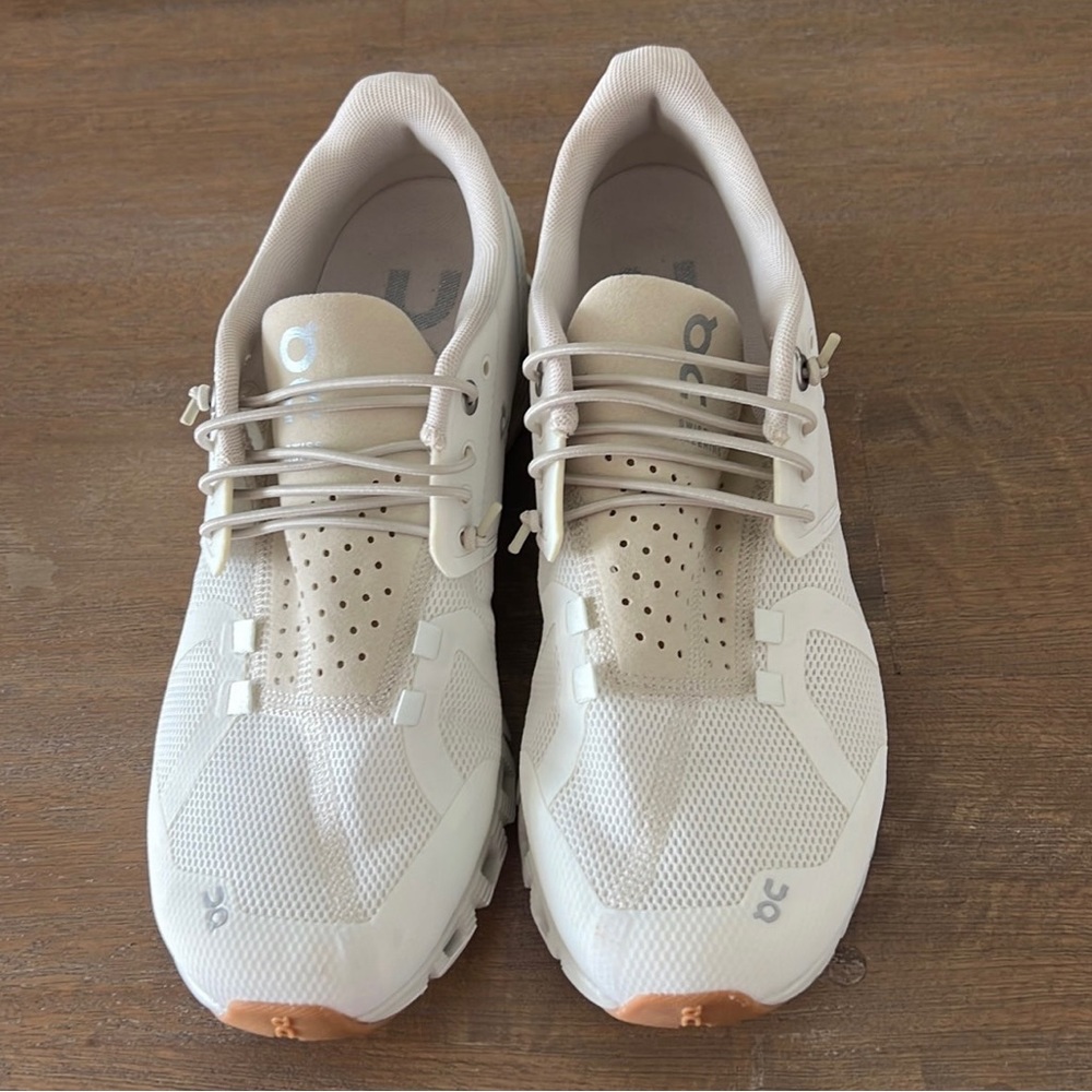 Woman’s On Cloud Cloudtec Running Shoes Size 8.5  White/ Sand